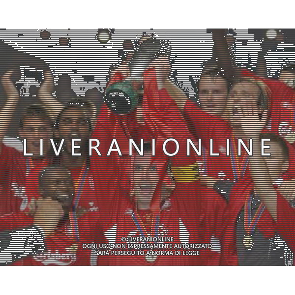 Montecarlo 26/08/2005 Finale Supercoppa Europea 2005 liverpool-cska mosca 3:1 nella foto carragher con la supercoppa europea durante la premiazione ph marco luzzani/ag aldo liverani s.a.s.