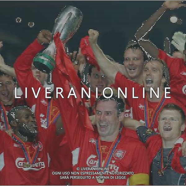 Montecarlo 26/08/2005 Finale Supercoppa Europea 2005 liverpool-cska mosca 3:1 nella foto carragher con la supercoppa europea durante la premiazione ph marco luzzani/ag aldo liverani s.a.s.