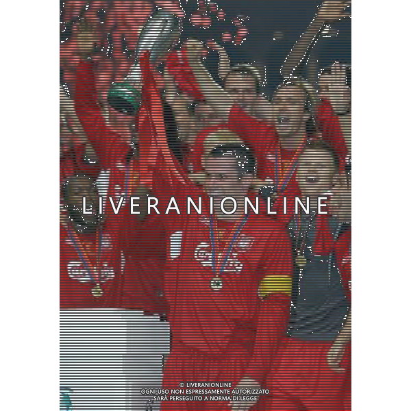 Montecarlo 26/08/2005 Finale Supercoppa Europea 2005 liverpool-cska mosca 3:1 nella foto carragher con la supercoppa europea durante la premiazione ph marco luzzani/ag aldo liverani s.a.s.