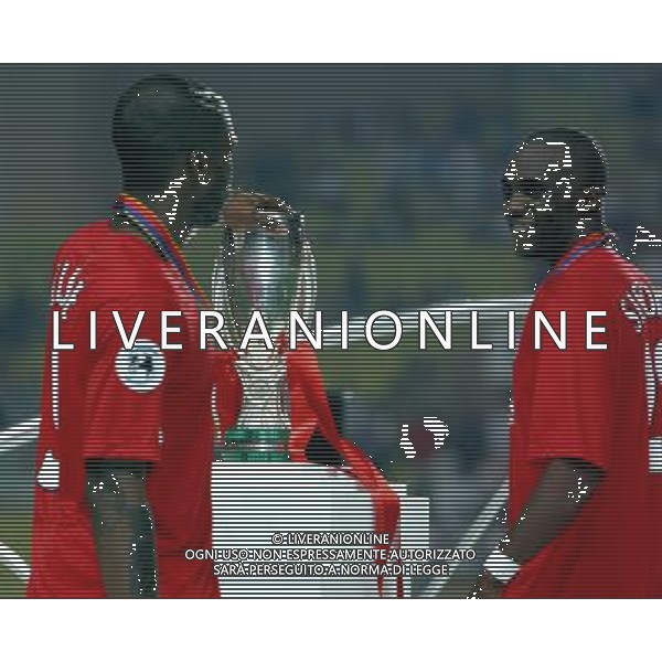 Montecarlo 26/08/2005 Finale Supercoppa Europea 2005 liverpool-cska mosca 3:1 nella foto cisse djibril con la supercoppa e sissoko ph marco luzzani/ag aldo liverani s.a.s.