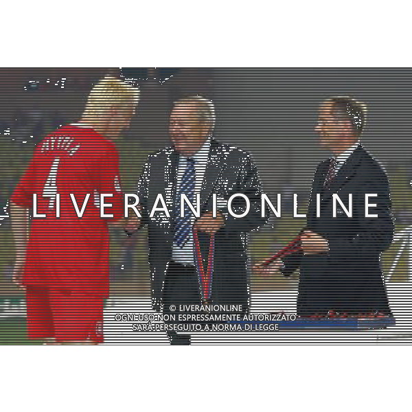 Montecarlo 26/08/2005 Finale Supercoppa Europea 2005 liverpool-cska mosca 3:1 nella foto johansson premia hyypia ph marco luzzani/ag aldo liverani s.a.s.