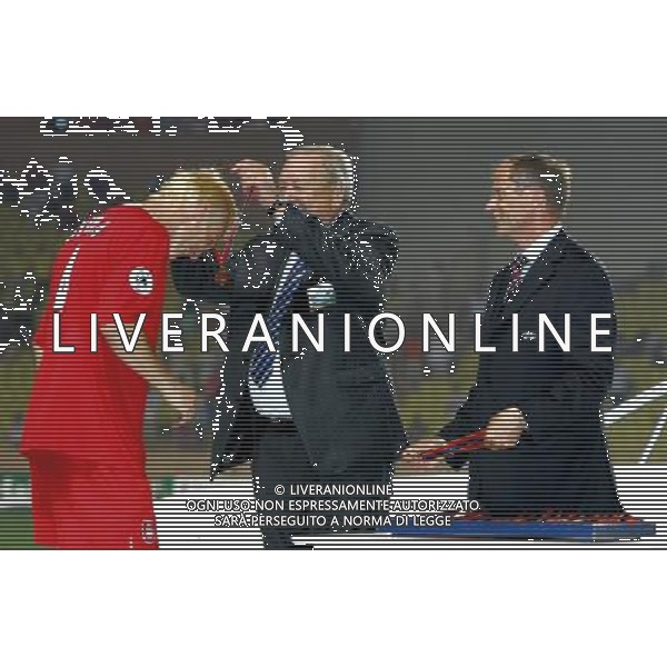 Montecarlo 26/08/2005 Finale Supercoppa Europea 2005 liverpool-cska mosca 3:1 nella foto johansson premia hyypia ph marco luzzani/ag aldo liverani s.a.s.