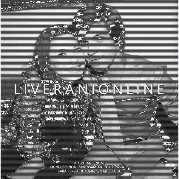 RETROSPETTIVA ROSANNA FRATELLO CANTANTE NELLA FOTO ROSANNA FRATELLO CON IL MARITO PINO CAPPELLANO NELLA LORO ABITAZIONE A MILANO NELL\'ANNO 1971 AG ALDO LVERANI SAS