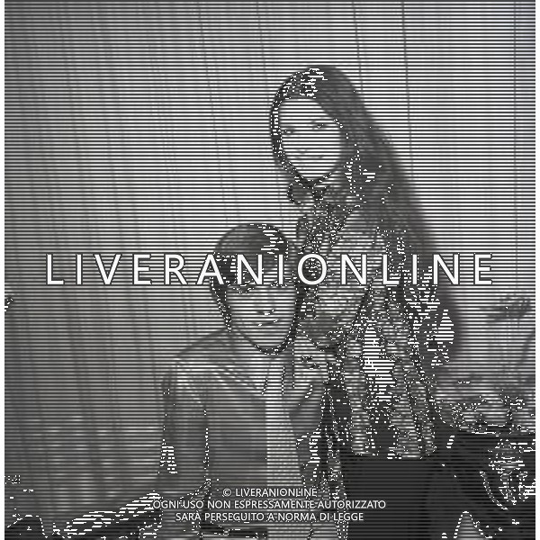 RETROSPETTIVA ROSANNA FRATELLO CANTANTE NELLA FOTO ROSANNA FRATELLO CON IL MARITO PINO CAPPELLANO NELLA LORO ABITAZIONE A MILANO NELL\'ANNO 1971 AG ALDO LVERANI SAS