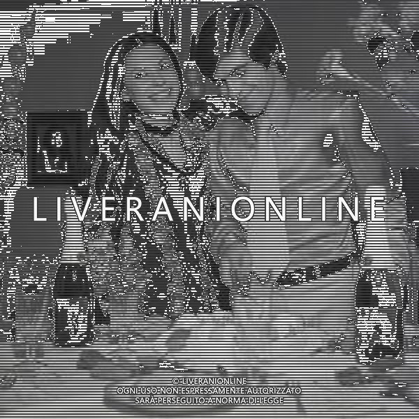 RETROSPETTIVA ROSANNA FRATELLO CANTANTE NELLA FOTO ROSANNA FRATELLO CON IL MARITO PINO CAPPELLANO NELLA LORO ABITAZIONE A MILANO NELL\'ANNO 1971 AG ALDO LVERANI SAS