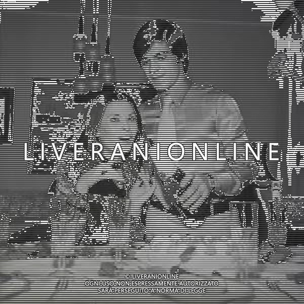 RETROSPETTIVA ROSANNA FRATELLO CANTANTE NELLA FOTO ROSANNA FRATELLO CON IL MARITO PINO CAPPELLANO NELLA LORO ABITAZIONE A MILANO NELL\'ANNO 1971 AG ALDO LVERANI SAS