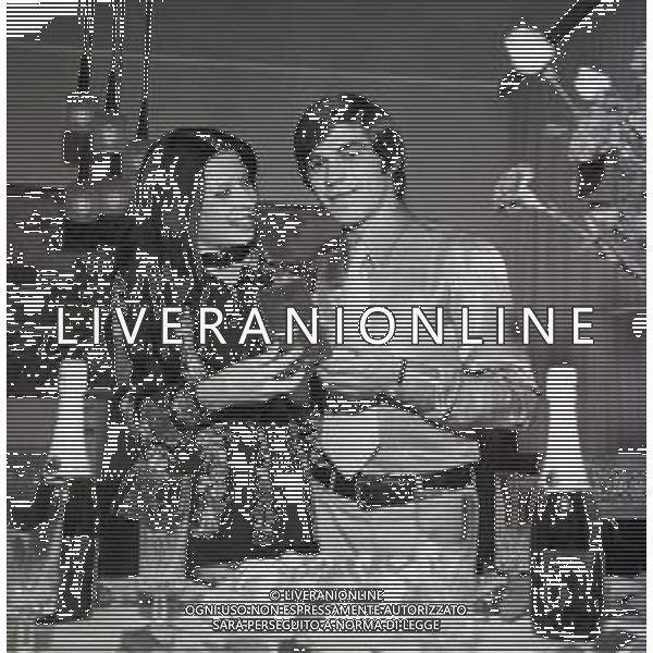 RETROSPETTIVA ROSANNA FRATELLO CANTANTE NELLA FOTO ROSANNA FRATELLO CON IL MARITO PINO CAPPELLANO NELLA LORO ABITAZIONE A MILANO NELL\'ANNO 1971 AG ALDO LVERANI SAS
