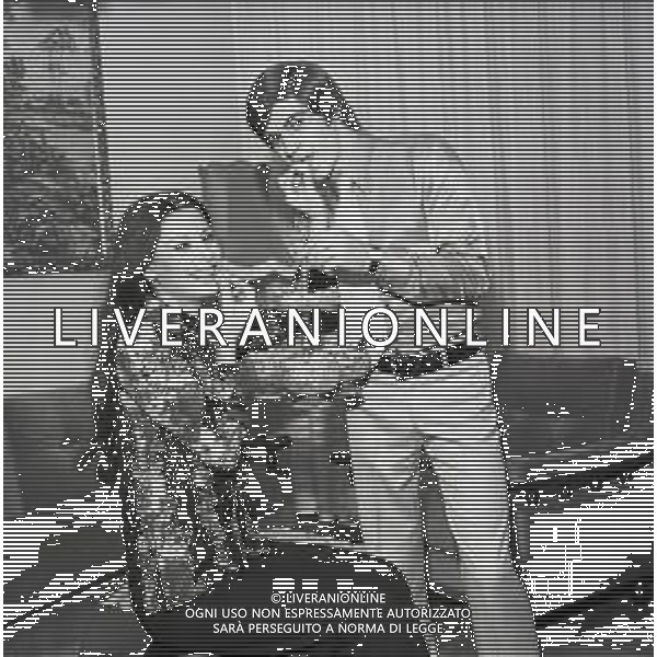 RETROSPETTIVA ROSANNA FRATELLO CANTANTE NELLA FOTO ROSANNA FRATELLO CON IL MARITO PINO CAPPELLANO NELLA LORO ABITAZIONE A MILANO NELL\'ANNO 1971 AG ALDO LVERANI SAS
