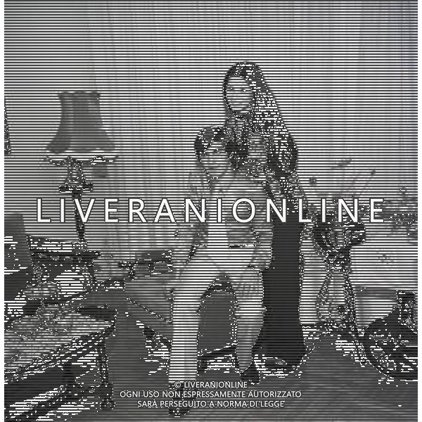 RETROSPETTIVA ROSANNA FRATELLO CANTANTE NELLA FOTO ROSANNA FRATELLO CON IL MARITO PINO CAPPELLANO NELLA LORO ABITAZIONE A MILANO NELL\'ANNO 1971 AG ALDO LVERANI SAS