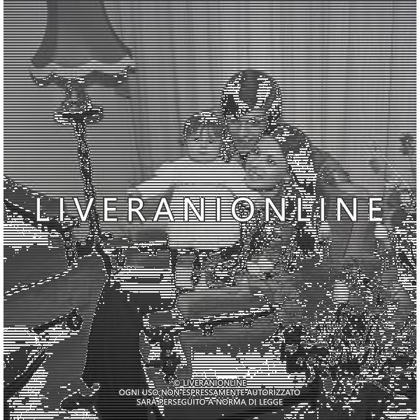 RETROSPETTIVA ROSANNA FRATELLO CANTANTE NELLA FOTO ROSANNA FRATELLO CON IL MARITO PINO CAPPELLANO NELLA LORO ABITAZIONE A MILANO NELL\'ANNO 1971 AG ALDO LVERANI SAS
