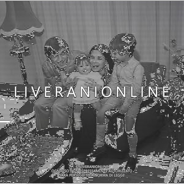 RETROSPETTIVA ROSANNA FRATELLO CANTANTE NELLA FOTO ROSANNA FRATELLO CON IL MARITO PINO CAPPELLANO NELLA LORO ABITAZIONE A MILANO NELL\'ANNO 1971 AG ALDO LVERANI SAS