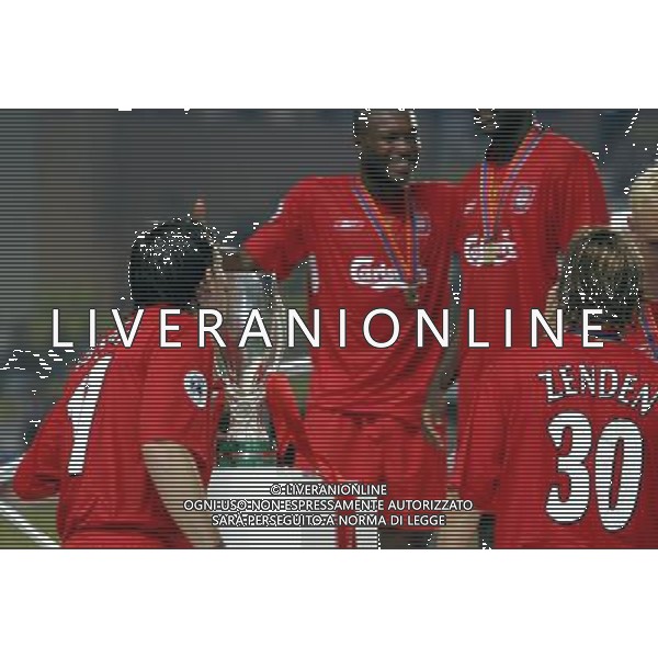 Montecarlo 26/08/2005 Finale Supercoppa Europea 2005 liverpool-cska mosca 3:1 nella foto josemi bacia la supercoppa ph marco luzzani/ag aldo liverani s.a.s.