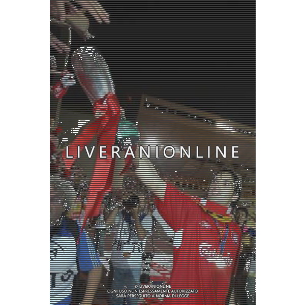 Montecarlo 26/08/2005 Finale Supercoppa Europea 2005 liverpool-cska mosca 3:1 nella foto morientes fernando con la supercoppa europea ph marco luzzani/ag aldo liverani s.a.s.
