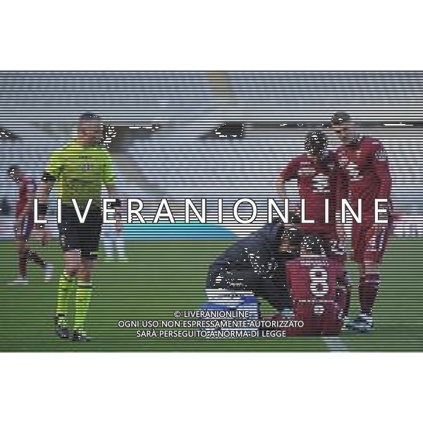 Torino 14.03.2021 Stadio Olimpico Grande Torino ©Alessandro Falzone/Agenzia Aldo Liverani Torino vs Inter Serie A Tim 2020/2021 Nella foto : Paolo Valeri arbitro con daniele caselli che viene medicato a bordo campo ©Falzone / AGENZIA ALDO LIVERANI SAS