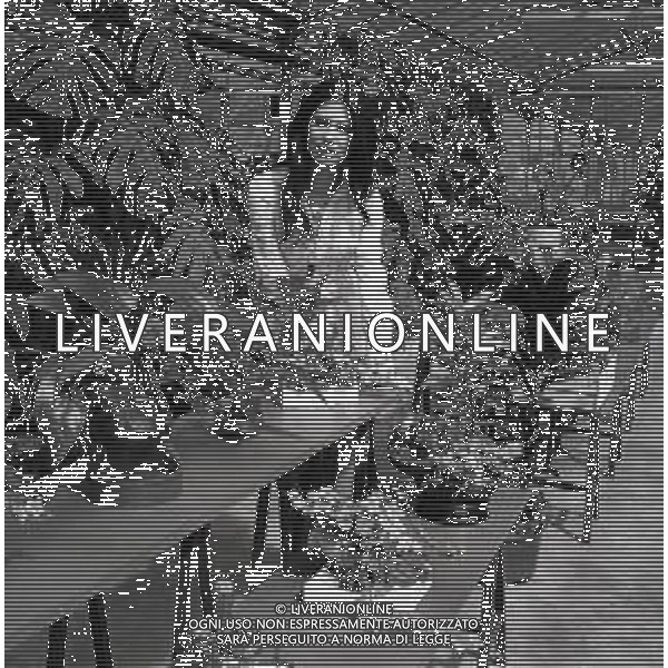 RETROSPETTIVA ROSANNA FRATELLO CANTANTE NELLA FOTO ROSANNA FRATELLO A GALLARATE ALLA SERRA IDEA VERDE NELL\'ANNO 1972 AG ALDO LIVERANI SAS