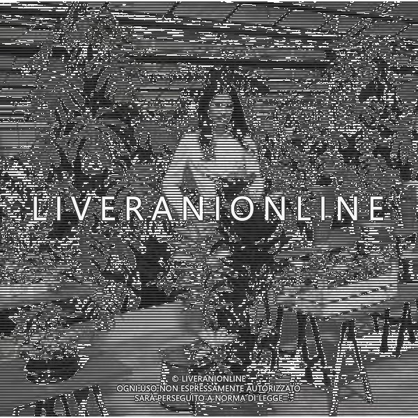 RETROSPETTIVA ROSANNA FRATELLO CANTANTE NELLA FOTO ROSANNA FRATELLO A GALLARATE ALLA SERRA IDEA VERDE NELL\'ANNO 1972 AG ALDO LIVERANI SAS