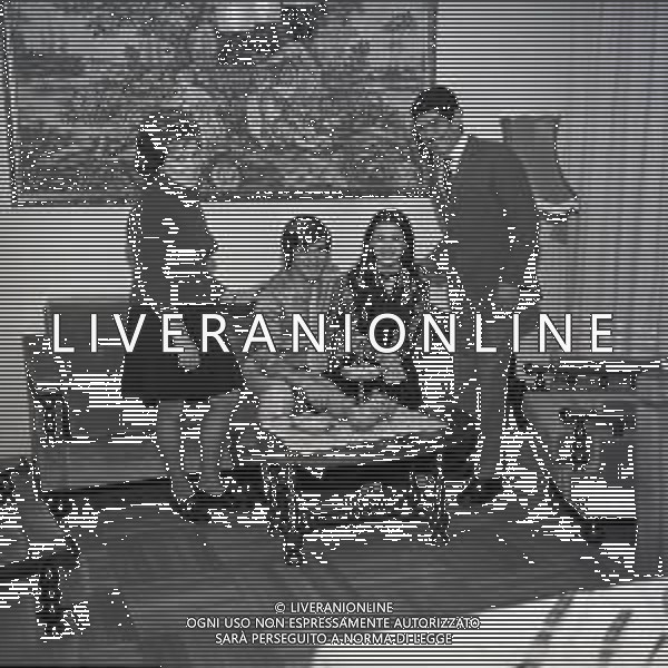 RETROSPETTIVA ROSANNA FRATELLO CANTANTE NELLA FOTO ROSANNA FRATELLO CON IL MARITO PINO CAPPELLANO IN FAMIGLIA NELL\'ANNO 1971 AG ALDO LIVERANI SAS