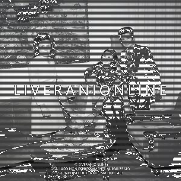 RETROSPETTIVA ROSANNA FRATELLO CANTANTE NELLA FOTO ROSANNA FRATELLO CON IL MARITO PINO CAPPELLANO IN FAMIGLIA NELL\'ANNO 1971 AG ALDO LIVERANI SAS