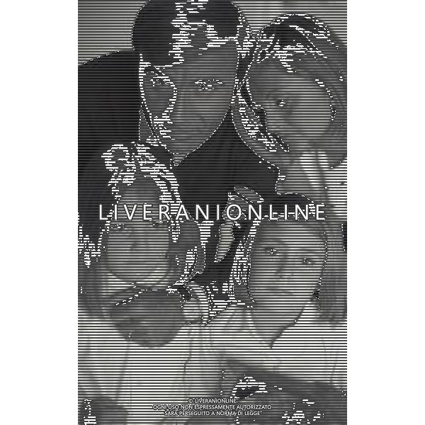 RETROSPETTIVA TITO STAGNO GIORNALISTA,TELECRONISTA SPORTIVO E CONDUTTORE TELEVISIVO NELLA FOTO TITO STAGNO A ROMA NELL\'ANNO 1966 CON LA MOGLIE EDDA LAVEZZINI E LE FIGLIE AG ALDO LIVERANI SAS