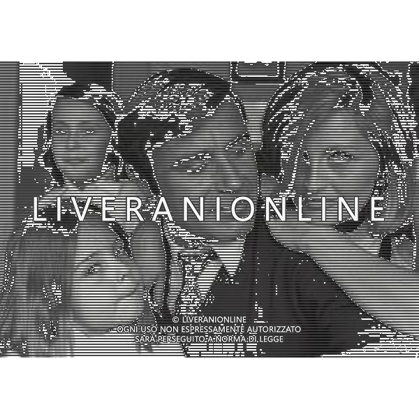 RETROSPETTIVA TITO STAGNO GIORNALISTA,TELECRONISTA SPORTIVO E CONDUTTORE TELEVISIVO NELLA FOTO TITO STAGNO A ROMA NELL\'ANNO 1966 CON LA MOGLIE EDDA LAVEZZINI E LE FIGLIE AG ALDO LIVERANI SAS