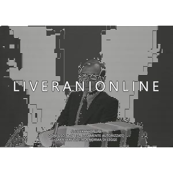 RETROSPETTIVA TITO STAGNO GIORNALISTA,TELECRONISTA SPORTIVO E CONDUTTORE TELEVISIVO NELLA FOTO TITO STAGNO NELL\'ANNO 1970 NELLA TRASMISSIONE TELEVISIVA“LA DOMENICA SPORTIVA“ AG ALDO LIVERANI SAS