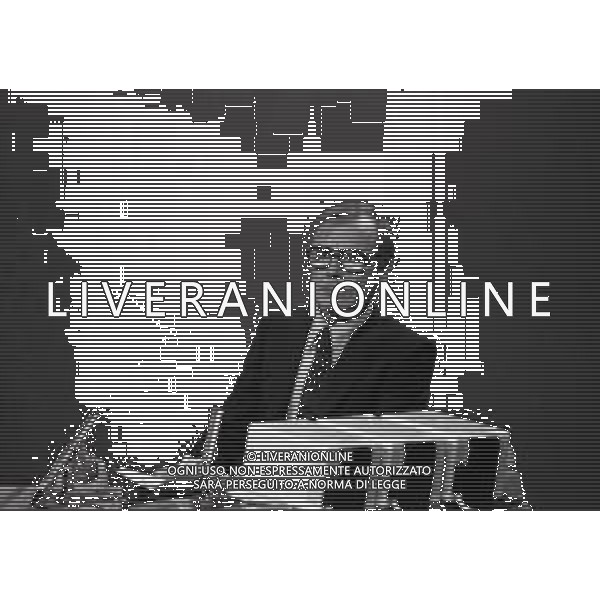 RETROSPETTIVA TITO STAGNO GIORNALISTA,TELECRONISTA SPORTIVO E CONDUTTORE TELEVISIVO NELLA FOTO TITO STAGNO NELL\'ANNO 1970 NELLA TRASMISSIONE TELEVISIVA“LA DOMENICA SPORTIVA“ AG ALDO LIVERANI SAS