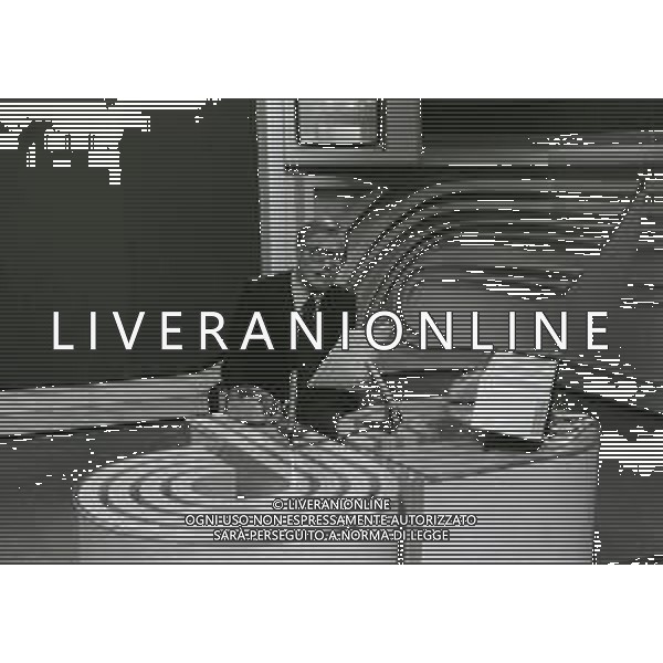 RETROSPETTIVA TITO STAGNO GIORNALISTA,TELECRONISTA SPORTIVO E CONDUTTORE TELEVISIVO NELLA FOTO TITO STAGNO NELL\'ANNO 1970 NELLA TRASMISSIONE TELEVISIVA“LA DOMENICA SPORTIVA“ AG ALDO LIVERANI SAS