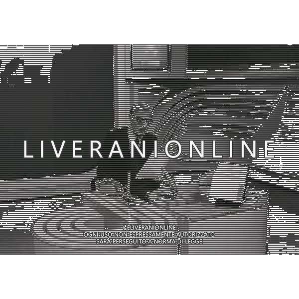 RETROSPETTIVA TITO STAGNO GIORNALISTA,TELECRONISTA SPORTIVO E CONDUTTORE TELEVISIVO NELLA FOTO TITO STAGNO NELL\'ANNO 1970 NELLA TRASMISSIONE TELEVISIVA“LA DOMENICA SPORTIVA“ AG ALDO LIVERANI SAS