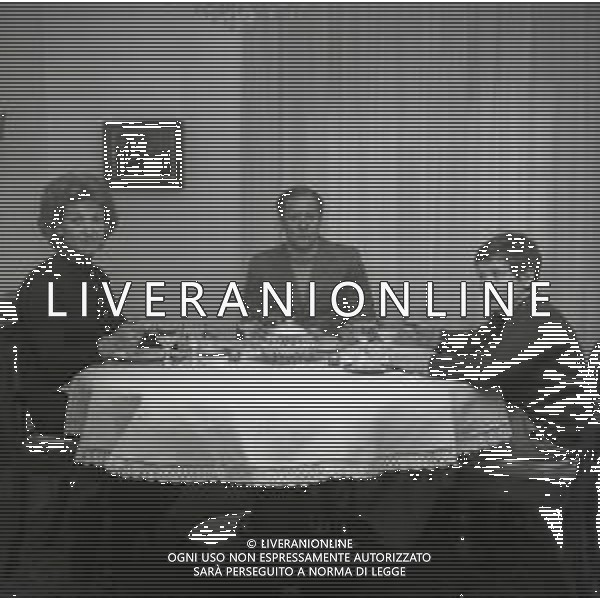 RETROSPETTIVA NILS LIEDHOLM ALLENATORE CALCIO NELLA FOTO NILS LIEDHOLM CON LA FAMIGLIA A MILANO NELL\'ANNO 1971 AG ALDO LIVERANI SAS