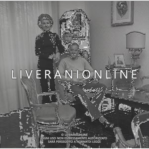 RETROSPETTIVA NILS LIEDHOLM ALLENATORE CALCIO NELLA FOTO NILS LIEDHOLM CON LA FAMIGLIA A MILANO NELL\'ANNO 1971 AG ALDO LIVERANI SAS