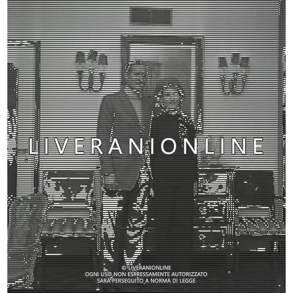 RETROSPETTIVA NILS LIEDHOLM ALLENATORE CALCIO NELLA FOTO NILS LIEDHOLM CON LA FAMIGLIA A MILANO NELL\'ANNO 1971 AG ALDO LIVERANI SAS