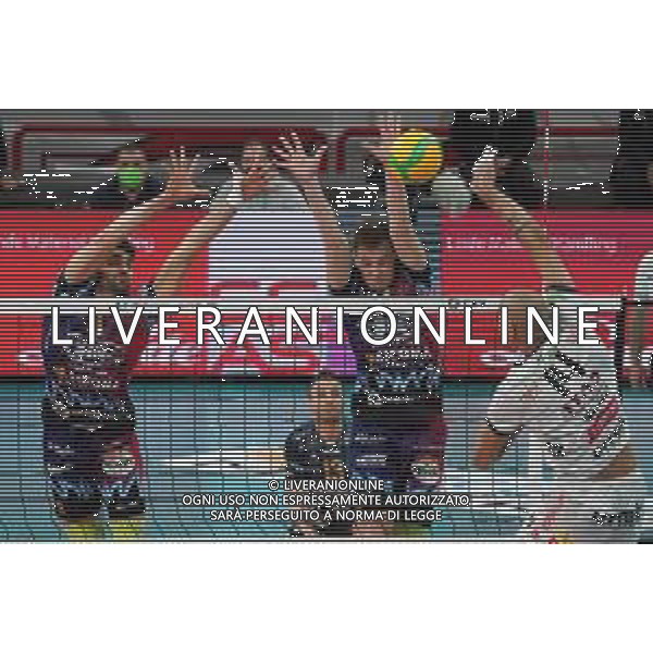 Cerquiglinio/LMedia - Sir Sicoma Monini Perugia vs Itas Trentino - Volley Champions League Men 2020/2021 24 marzo 2021 - Pala Barton, Perugia, Italia Nella foto: abdel-aziz nimir (opposto itas trentino) schiaccia sir a muro @Cerquiglinio/LMedia/ Agenzia ALDO LIVERANI SAS