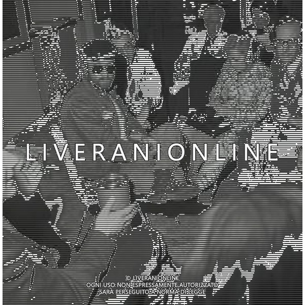 RETROSPETTIVA LUCIO DALLA CANTANTE NELLA FOTO LUCIO DALLA NELL\'ANNO 1971 IN UNA CONFERENZA STAMPA A MILANO AG ALDO LIVERANI SAS