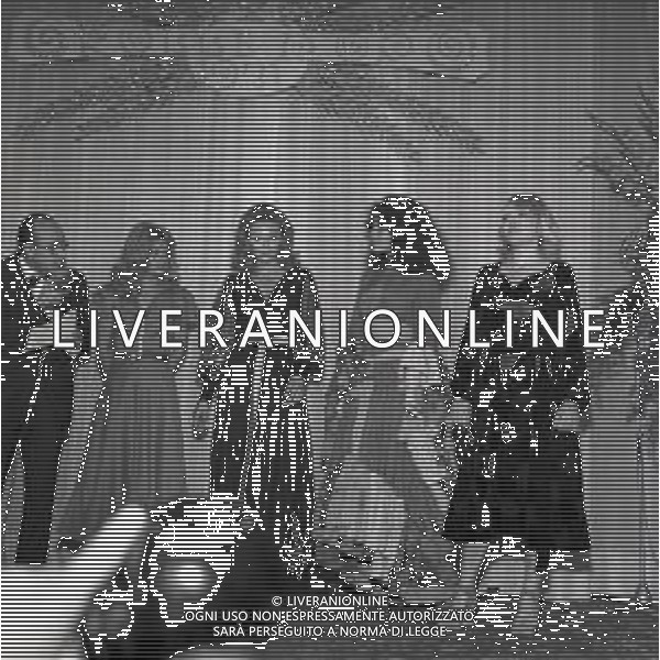 RETROSPETTIVA NADIA CASSINI PSEUDONIMO DI GIANNA LOU MULLER ATTRICE-SHOW GIRL CANTANTE NELLA FOTO NADIA CASSINI ALLE GROLLE D\'ORO NELL\'ANNO 1971 AG ALDO LIVERANI SAS