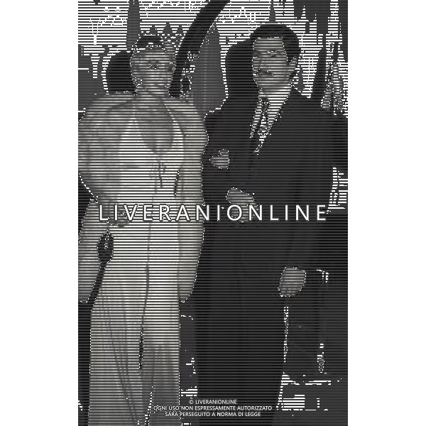 RETROSPETTIVA NADIA CASSINI PSEUDONIMO DI GIANNA LOU MULLER ATTRICE-SHOW GIRL CANTANTE NELLA FOTO NADIA CASSINI CON YORGO VOYAGIS NELL\'ANNO 1975 A MILANO AG ALDO LIVERANI SAS 