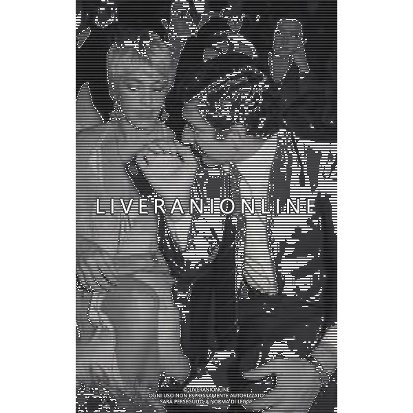 RETROSPETTIVA NADIA CASSINI PSEUDONIMO DI GIANNA LOU MULLER ATTRICE-SHOW GIRL CANTANTE NELLA FOTO NADIA CASSINI CON YORGO VOYAGIS NELL\'ANNO 1975 A MILANO AG ALDO LIVERANI SAS 
