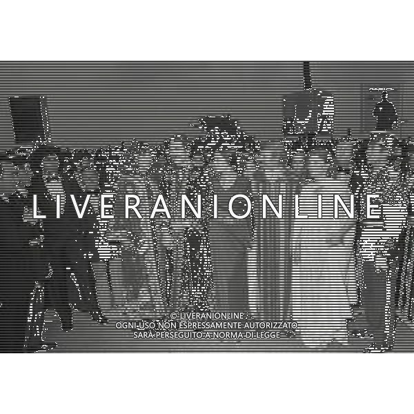 RETROSPETTIVA NADIA CASSINI PSEUDONIMO DI GIANNA LOU MULLER ATTRICE-SHOW GIRL CANTANTE NELLA FOTO NADIA CASSINI CON YORGO VOYAGIS NELL\'ANNO 1975 A MILANO AG ALDO LIVERANI SAS 