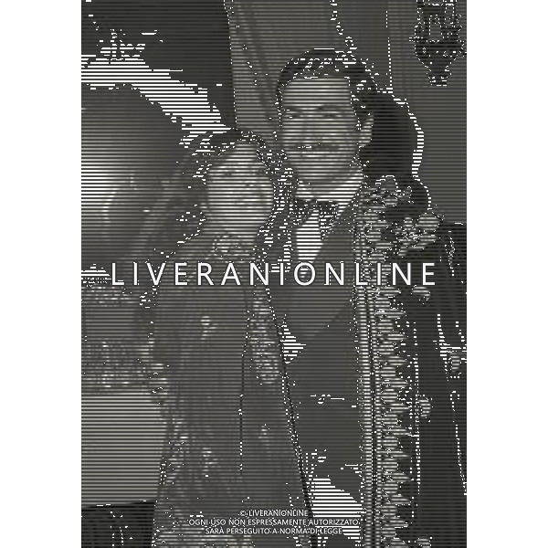 RETROSPETTIVA NADIA CASSINI PSEUDONIMO DI GIANNA LOU MULLER ATTRICE-SHOW GIRL CANTANTE NELLA FOTO NADIA CASSINI CON YORGO VOYAGIS NELL\'ANNO 1975 A MILANO AG ALDO LIVERANI SAS 