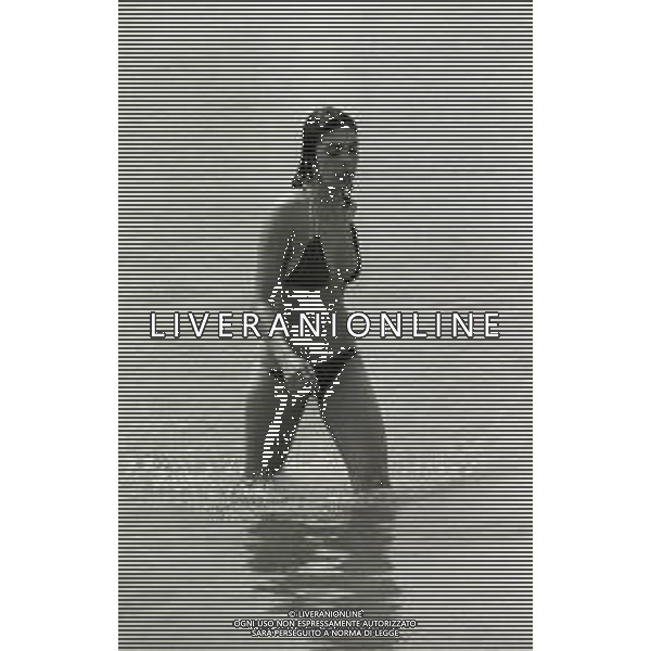 RETROSPETTIVA NADIA CASSINI PSEUDONIMO DI GIANNA LOU MULLER ATTRICE-SHOW GIRL CANTANTE NELLA FOTO NADIA CASSINI CON YORGO VOYAGIS NELL\'ANNO 1978 A CANNES AG ALDO LIVERANI SAS 