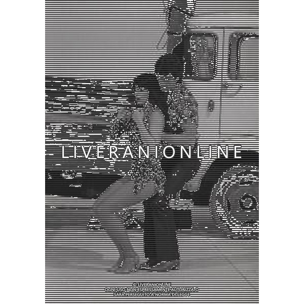 RETROSPETTIVA NADIA CASSINI PSEUDONIMO DI GIANNA LOU MULLER ATTRICE-SHOW GIRL CANTANTE NELLA FOTO NADIA CASSINI CON GIANNI BREZZA NELL\'ANNO 1978 NELLO SPETTACOLO TELEVISIVO “ IO TE TU IO“ AG ALDO LIVERANI SAS 