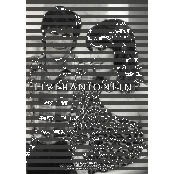 RETROSPETTIVA NADIA CASSINI PSEUDONIMO DI GIANNA LOU MULLER ATTRICE-SHOW GIRL CANTANTE NELLA FOTO NADIA CASSINI CON GIANNI BREZZA NELL\'ANNO 1978 NELLO SPETTACOLO TELEVISIVO “ IO TE TU IO“ AG ALDO LIVERANI SAS 