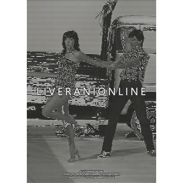 RETROSPETTIVA NADIA CASSINI PSEUDONIMO DI GIANNA LOU MULLER ATTRICE-SHOW GIRL CANTANTE NELLA FOTO NADIA CASSINI CON GIANNI BREZZA NELL\'ANNO 1978 NELLO SPETTACOLO TELEVISIVO “ IO TE TU IO“ AG ALDO LIVERANI SAS 