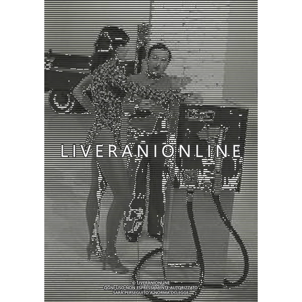 RETROSPETTIVA NADIA CASSINI PSEUDONIMO DI GIANNA LOU MULLER ATTRICE-SHOW GIRL CANTANTE NELLA FOTO NADIA CASSINI CON GIANNI BREZZA NELL\'ANNO 1978 NELLO SPETTACOLO TELEVISIVO “ IO TE TU IO“ AG ALDO LIVERANI SAS 