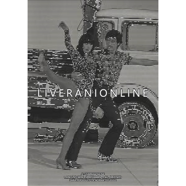 RETROSPETTIVA NADIA CASSINI PSEUDONIMO DI GIANNA LOU MULLER ATTRICE-SHOW GIRL CANTANTE NELLA FOTO NADIA CASSINI CON GIANNI BREZZA NELL\'ANNO 1978 NELLO SPETTACOLO TELEVISIVO “ IO TE TU IO“ AG ALDO LIVERANI SAS 
