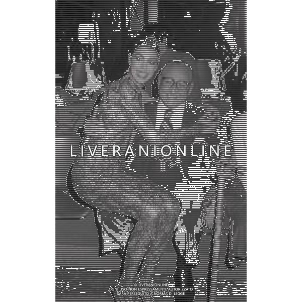 RETROSPETTIVA NADIA CASSINI PSEUDONIMO DI GIANNA LOU MULLER ATTRICE-SHOW GIRL CANTANTE NELLA FOTO NADIA CASSINI CON IL NONNO NELL\'ANNO 1980 A ROMA AG ALDO LIVERANI SAS  