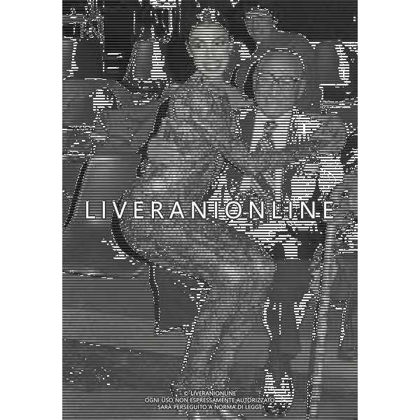 RETROSPETTIVA NADIA CASSINI PSEUDONIMO DI GIANNA LOU MULLER ATTRICE-SHOW GIRL CANTANTE NELLA FOTO NADIA CASSINI CON IL NONNO NELL\'ANNO 1980 A ROMA AG ALDO LIVERANI SAS  