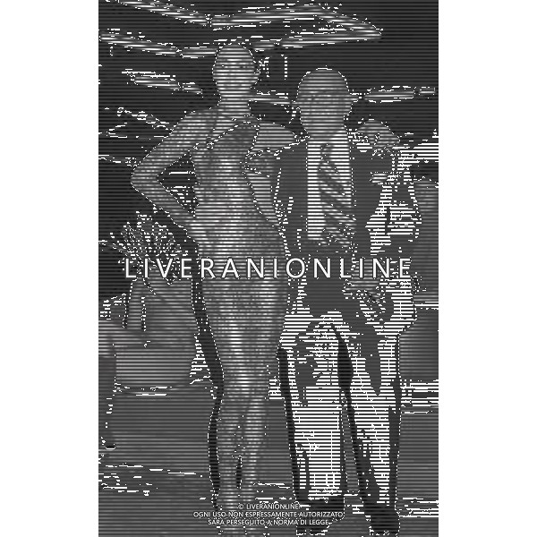 RETROSPETTIVA NADIA CASSINI PSEUDONIMO DI GIANNA LOU MULLER ATTRICE-SHOW GIRL CANTANTE NELLA FOTO NADIA CASSINI CON IL NONNO NELL\'ANNO 1980 A ROMA AG ALDO LIVERANI SAS  