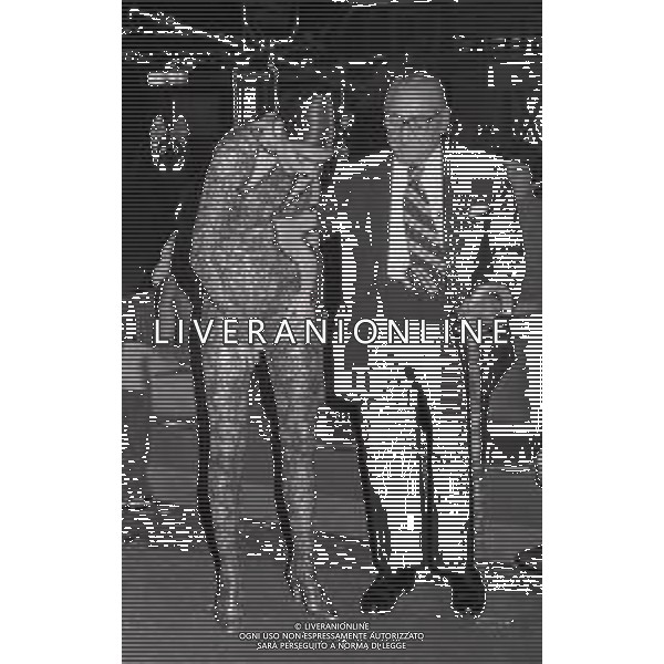 RETROSPETTIVA NADIA CASSINI PSEUDONIMO DI GIANNA LOU MULLER ATTRICE-SHOW GIRL CANTANTE NELLA FOTO NADIA CASSINI CON IL NONNO NELL\'ANNO 1980 A ROMA AG ALDO LIVERANI SAS  