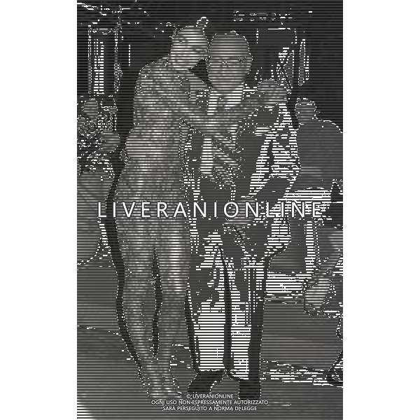 RETROSPETTIVA NADIA CASSINI PSEUDONIMO DI GIANNA LOU MULLER ATTRICE-SHOW GIRL CANTANTE NELLA FOTO NADIA CASSINI CON IL NONNO NELL\'ANNO 1980 A ROMA AG ALDO LIVERANI SAS  