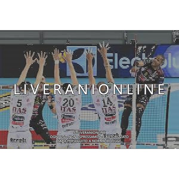 Bartomeolio/LMedia - Playoff - Semifinali - Cucine Lube Civitanova vs Itas Trentino - Campionato di Volley Superlega Serie A 2020/2021 28 marzo 2021 - Eurosuole Forum, Civitanova Marche, Italia Nella foto: Schiacciata Yoandy Leal #9 (Cucine Lube Civitanova) muro Alessandro Michieletto #5 (Itas Trentino) Srecko Lisinac #20 (Itas Trentino) Nimir Abdel-Aziz #14 (Itas Trentino) @Bartomeolio/LMedia AG ALDO LIVERANI SAS